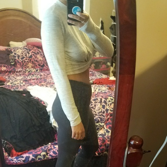 NWOT Lightweight "sweater" crop top. - Picture 2 of 3